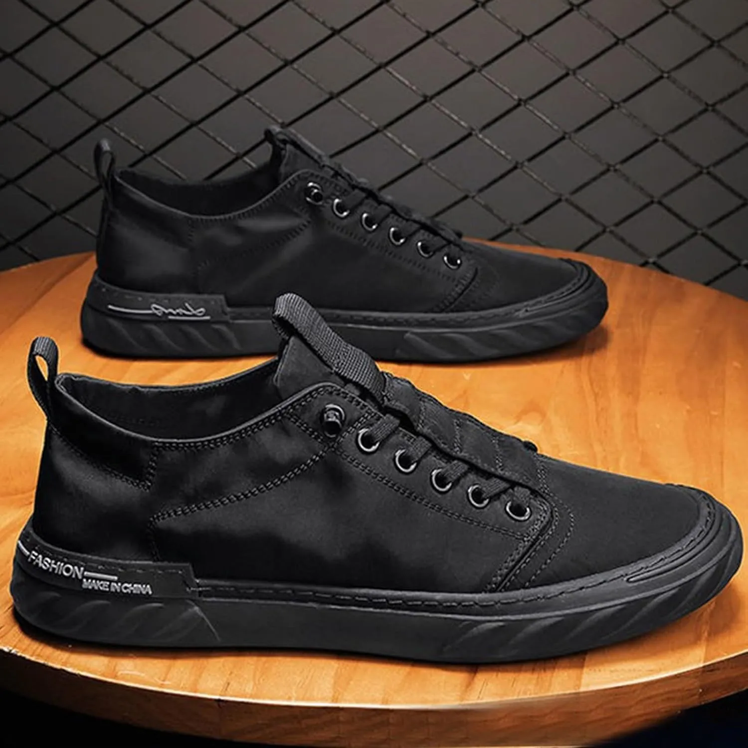 Men's Breathable Stretch Workout Shoes Lace Up Lightweight Breathable Fashion Sneaker Non Slip Barefoot Sneaker