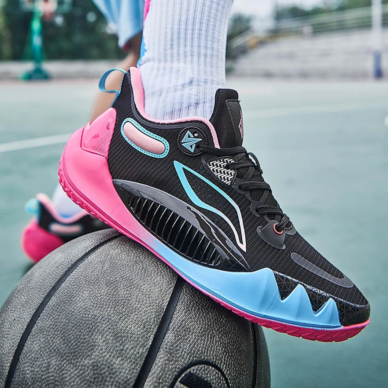 Men's Lace-up Basketball Shoes Anti-Slip Breathable Running Shoes Women's High Top Basketball Shoes Youth Outdoor Sports Basketball Shoes Fashion Sneakers